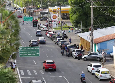 Fila no posto da Avenida Marechal Castelo Branco