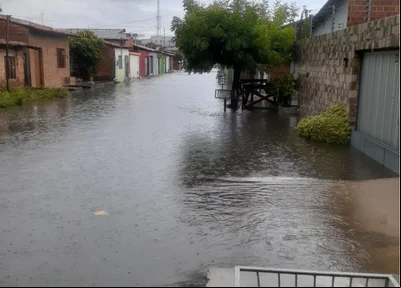 Rua Buriti dos Lopes completamente alagada no bairro São Pedro