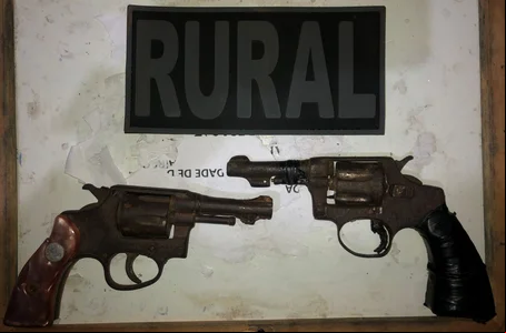 Armas apreendidas com os criminosos mortos em Geminiano