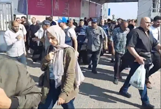 Fronteira de Gaza é aberta e estrangeiros começam a ir para o Egito