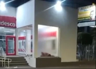 Casal flagrado fazendo sexo no Banco Bradesco