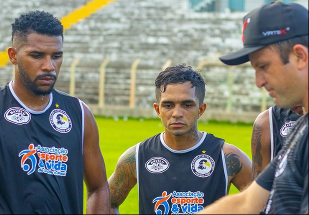 Técnico Fernando Agostini dando orientações para os jogadores do Corisabbá