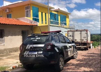 Polícia Civil e IML na frente da residência da vítima, em Timon
