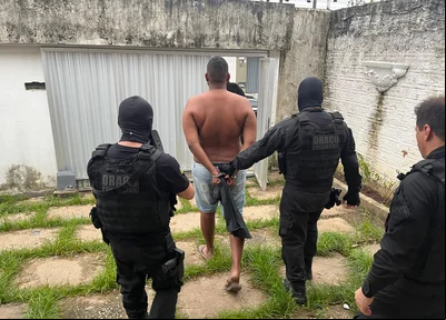 Policiais do DRACO fazem condução de um dos alvos