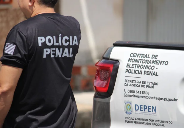Policial penal da Central de Monitoramento Eletrônico