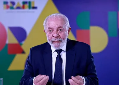 Lula concedendo entrevista com gravata Louis Vuitton