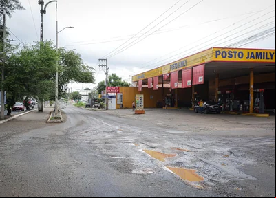 Buracos na Avenida Henry Wall de Carvalho