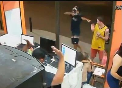 Dois criminosos armados promoveram um arrastão em uma hamburgueria em Teresina