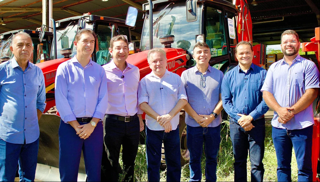 Autoridades presentes durante a entrega