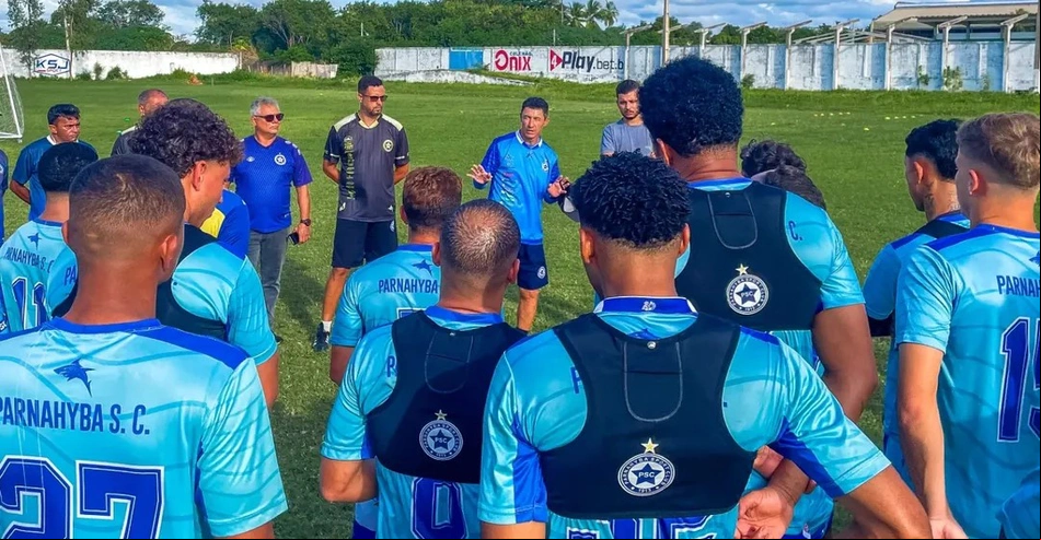 Betinho Nascimento conversando com os jogadores do Parnahyba