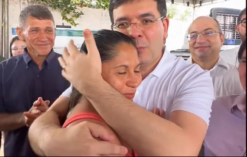 Rafael Fonteles e a moradora Leidiane