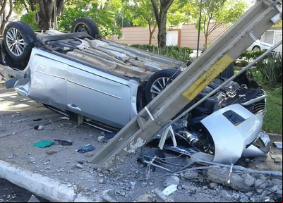 Carro ficou destruído