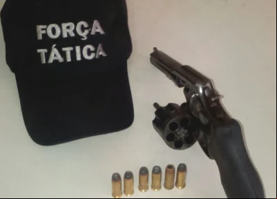 Arma de fogo apreendida com a dupla