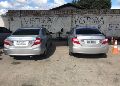 Veículo à esquerda com restrições