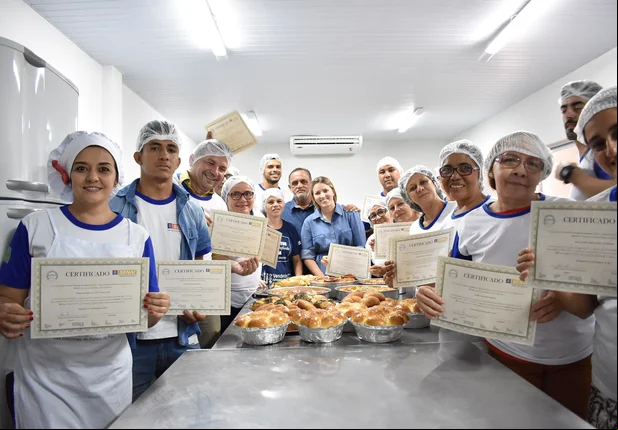 Alunos recebem certificados