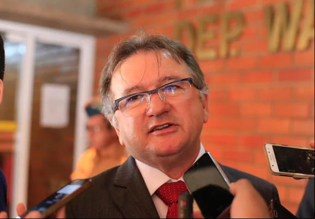  Merlong Solano, secretário de Governo, em solenidade na Alepi