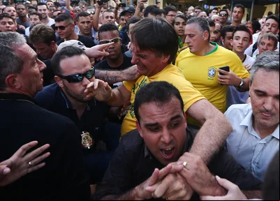 Jair Bolsonaro no momento da agressão em Juiz de Fora