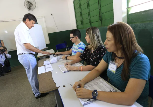 Governador Wellington Dias votando