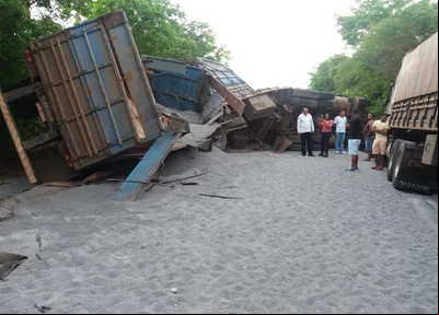 Carreta tombou na BR 135