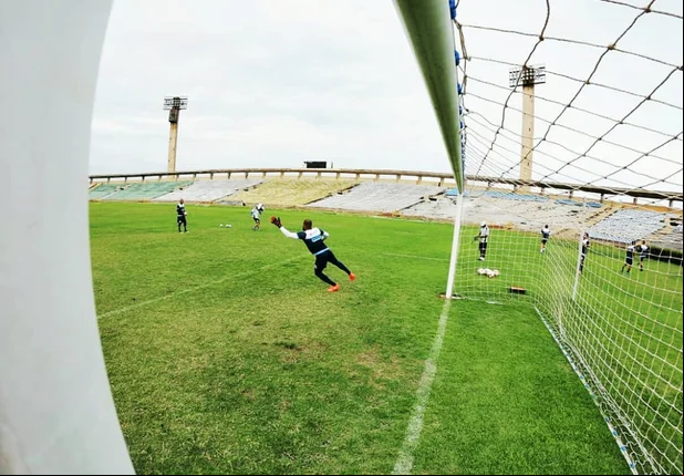 Treino do Altos no estádio Albertão