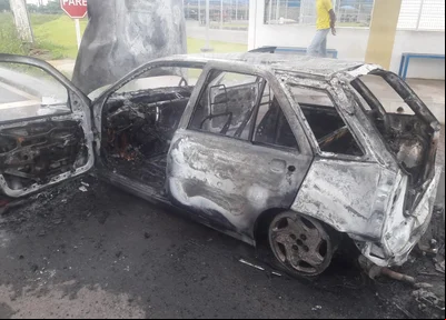 Veículo ficou completamente destruído