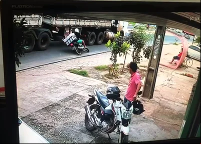 Motociclista é atropelado por carreta