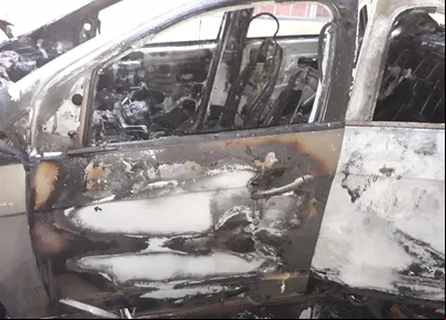 Veículo ficou totalmente destruído