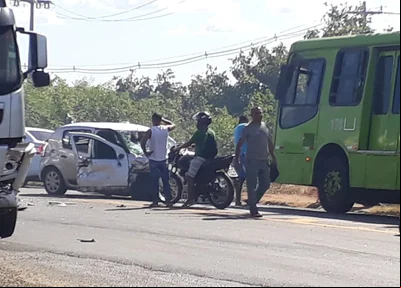 Veículo ficou destruído