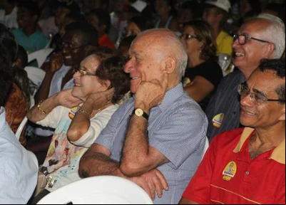 Ex-governador Bona Medeiros ao meio
