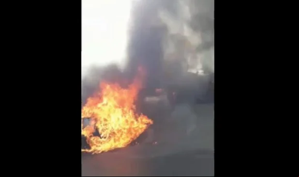 Carro pega fogo e fica destruído no bairro Tancredo Neves