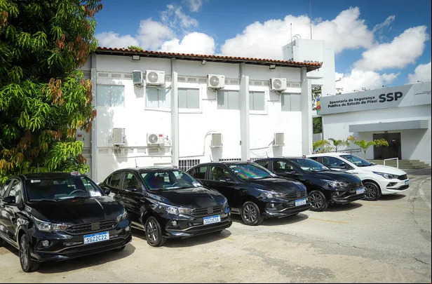 Chico Lucas entrega nove viaturas para as forças de segurança